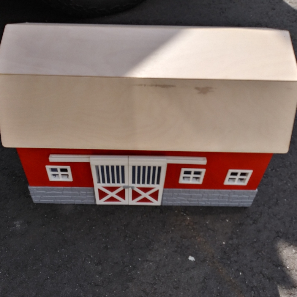 Schleich Retired Big Red Barn w horses